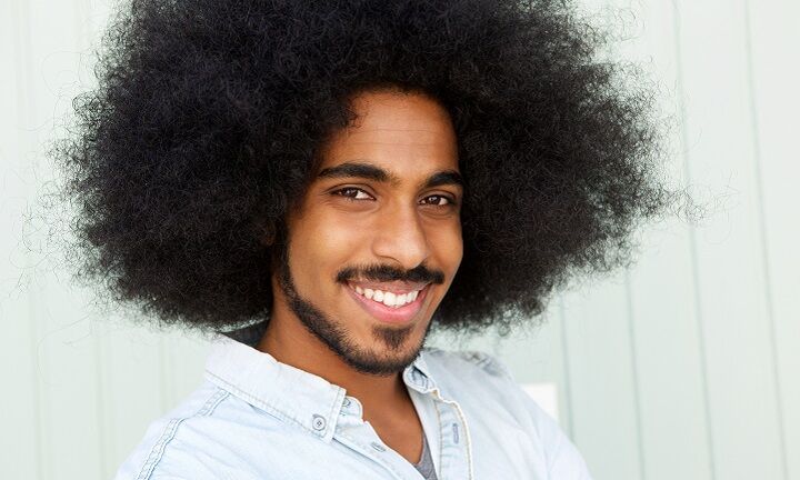 Glimlachende Afro Amerikaanse Man Met Groot Rommelig Zwart Haar