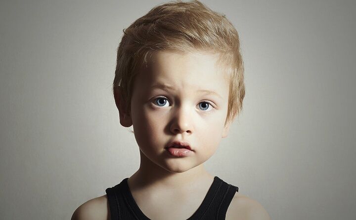 Kleine Jongen Met Rommelig Blond Haar