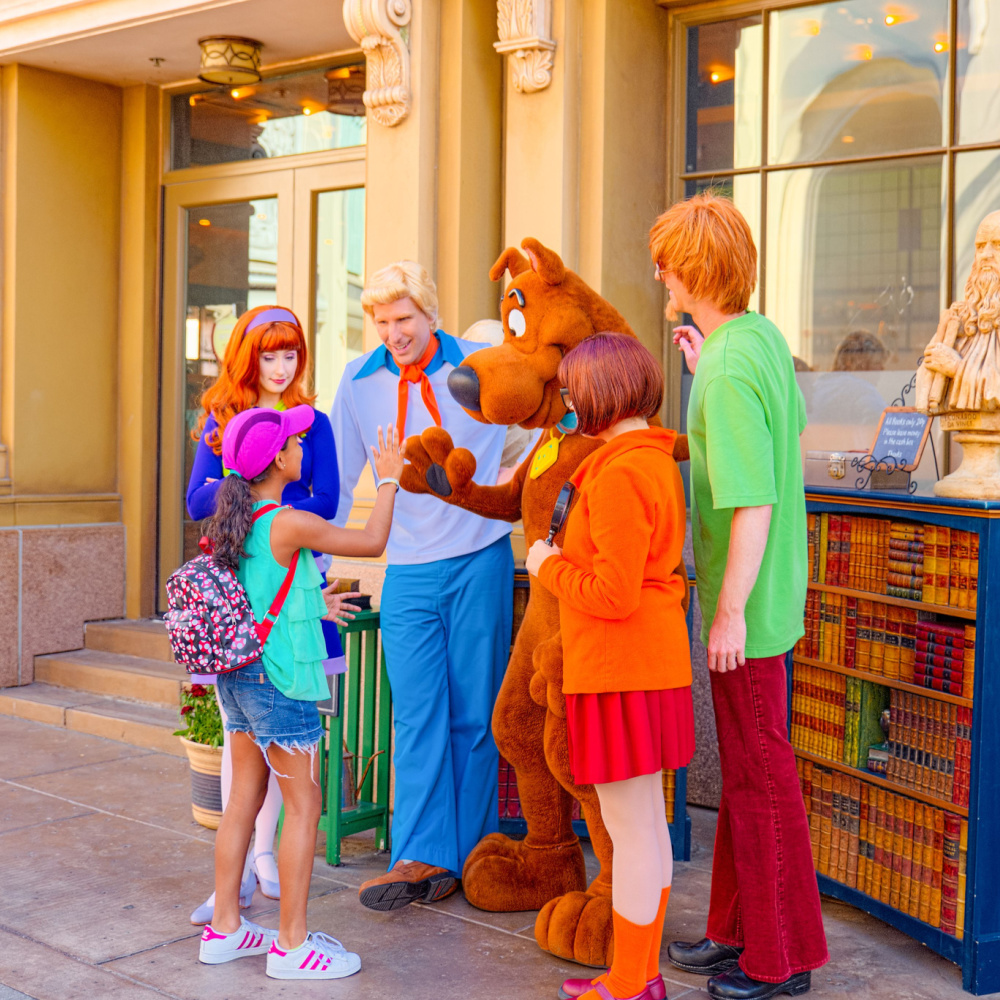 Groep verkleed als Scooby Doo karakters inclusief Fred als een van de beste Halloween kostuums voor blondines.