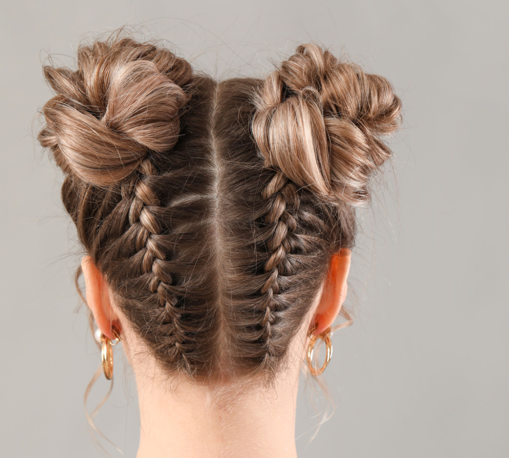 Achteraanzicht van vrouw met kapsel voor dun lang haar met omgekeerde vlechten en space buns