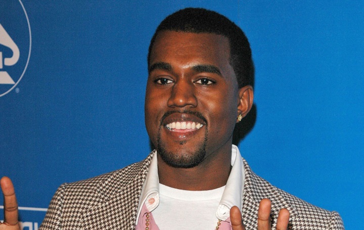 Glimlachende Kanye West met een Goatee baard