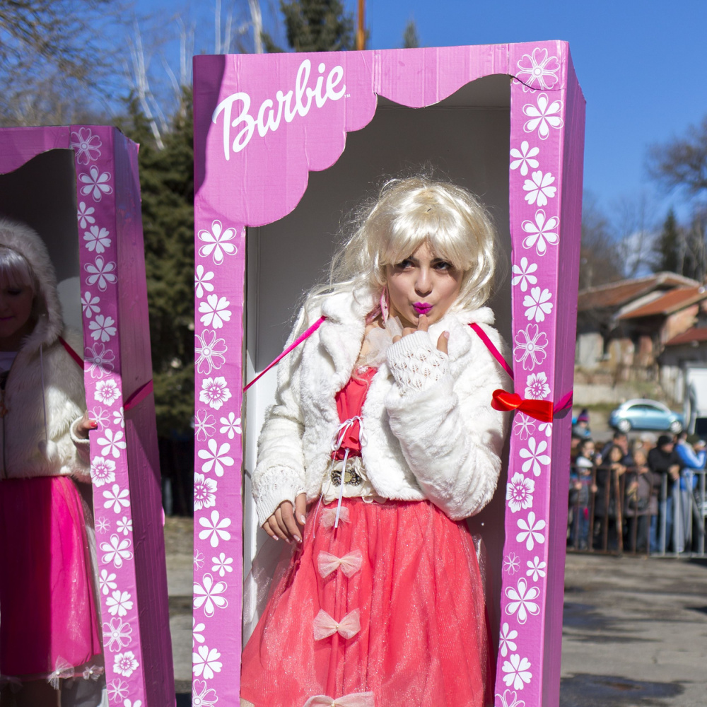 Vrouw in een van de beste Halloween kostuums voor blondines als Barbie in een doos.