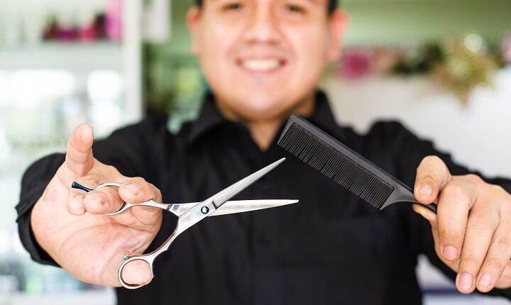 Kapper vs. Hairstylist: Verschillen uitgelegd (gedetailleerd)