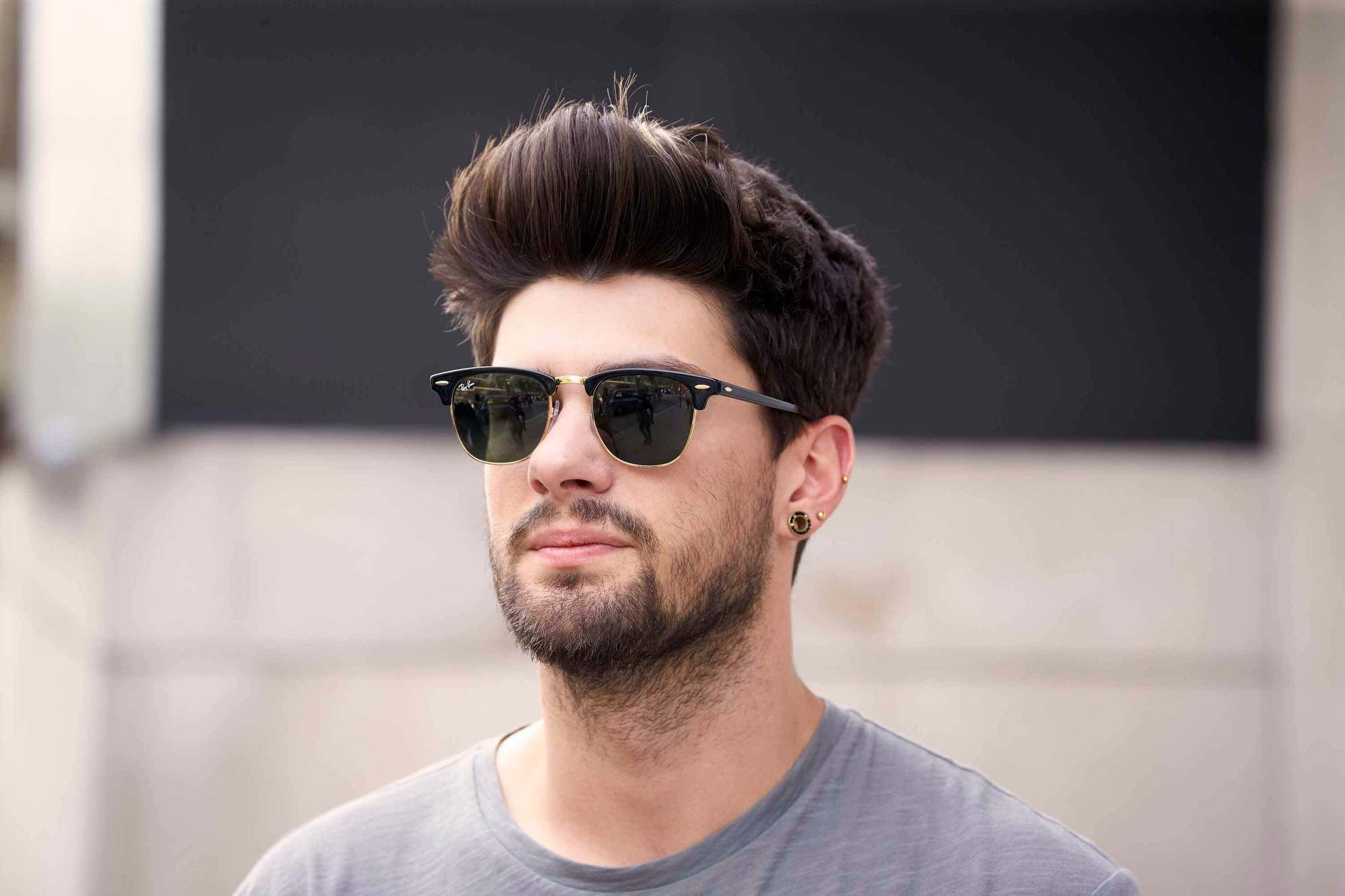 een getextureerde pompadour is een goed voorbeeld van Haircuts For Thick Hair