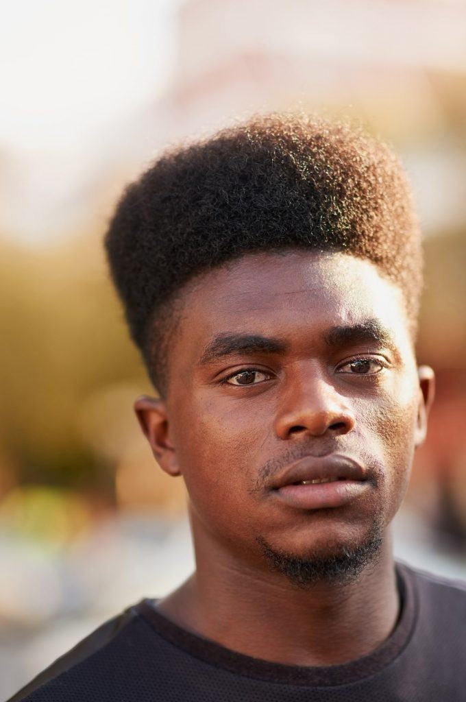 man met lang flat top kapsel met natuurlijk haar