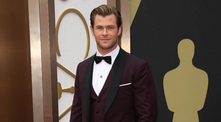 Chris Hemsworth in een zwart pak met een stropdas