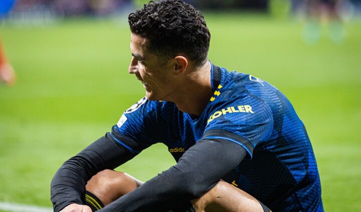 Cristiano Ronaldo in een blauwe trui op het veld