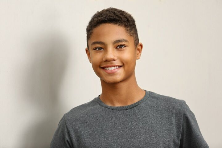 Glimlachende Afro-Amerikaanse Tiener Jongen