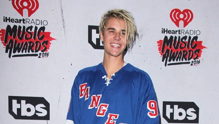 Justin Bieber Met Lange Blode Dreadlocks