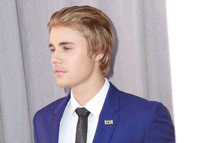 Justin Bieber Met Glad Terug Blond Kapsel Draagt een Blauw Pak