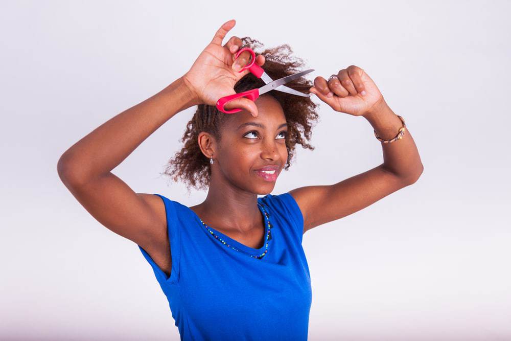 Jonge Afro-Amerikaanse vrouwen knippen haar haar