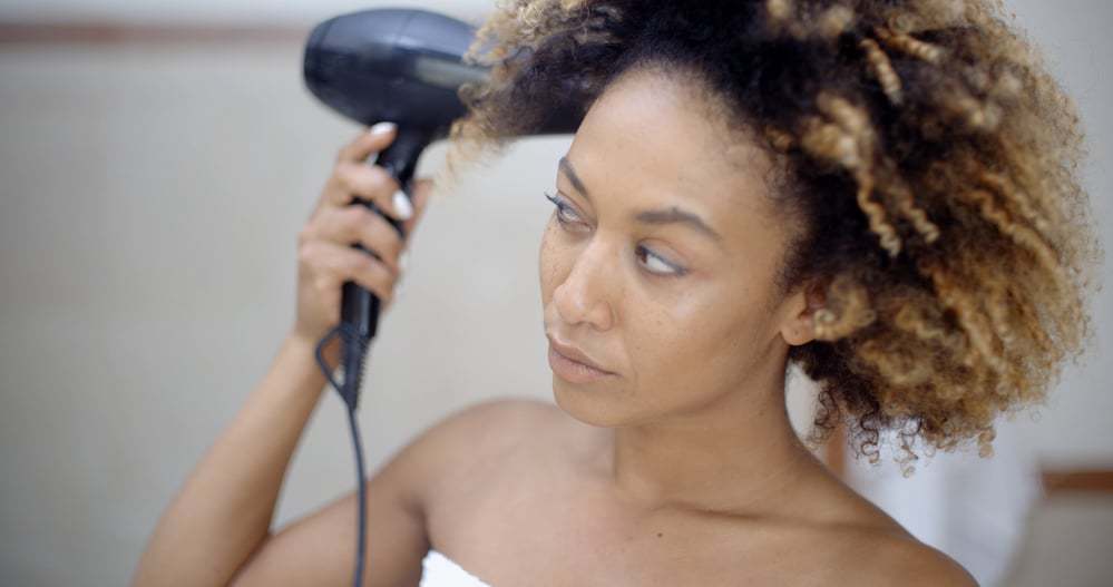 Vrouwen met 3c haar met föhn