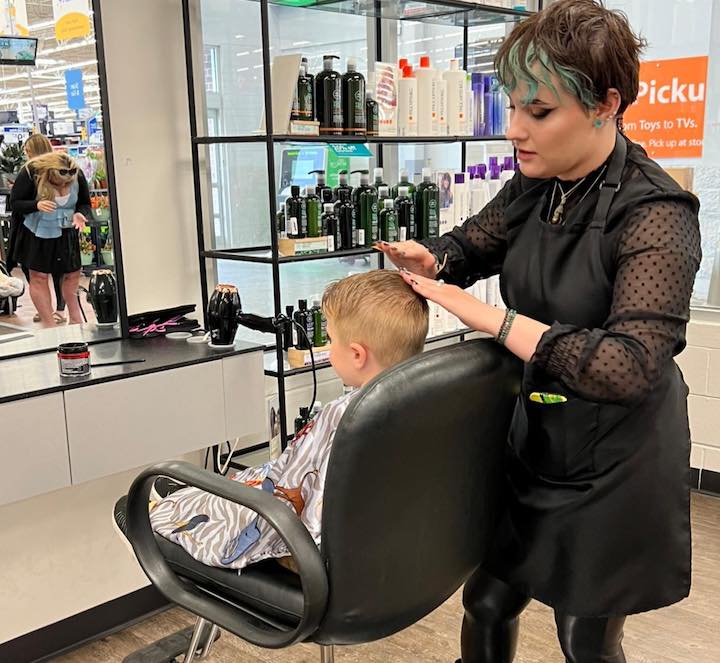 Dame kapper styling jongens haar in Walmart kapsalon