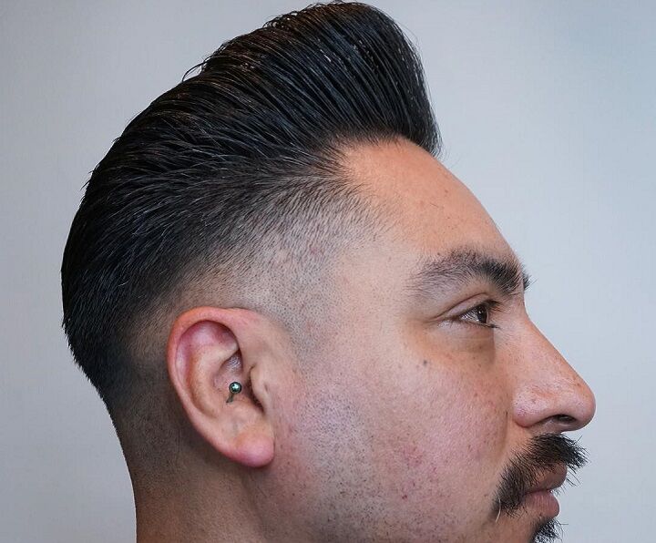 Man met snor en Pompadour haar