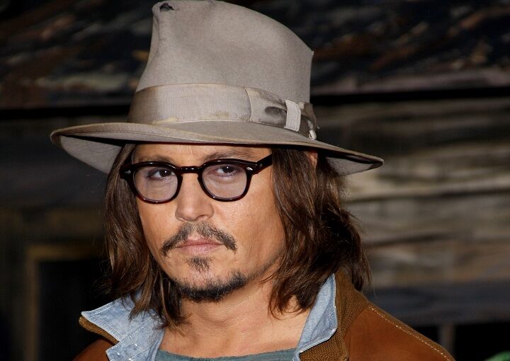 Johnny Depp met lang haar en Van Dyke baard draagt een hoed