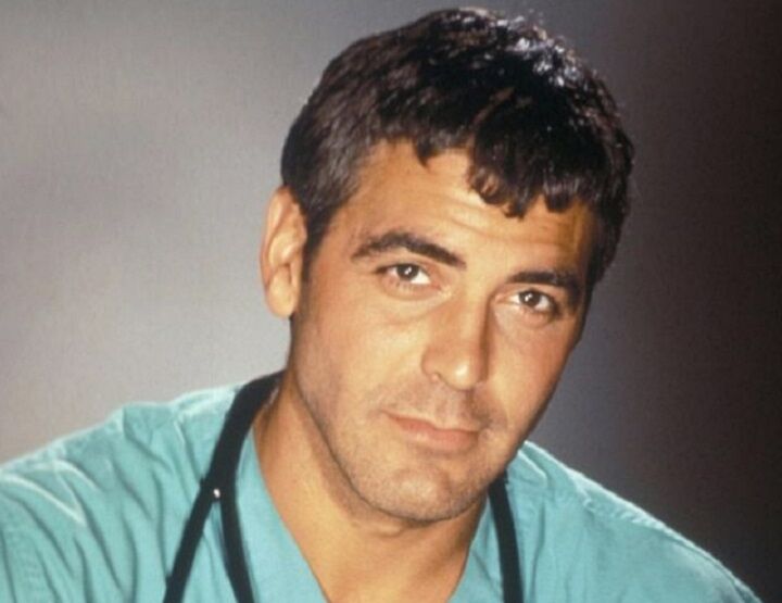 George Clooney in een medische scrub met een Ceaser kapsel