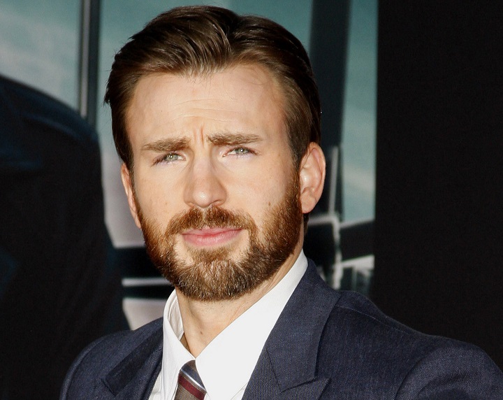 Chris Evans met baard en opgestoken kapsel