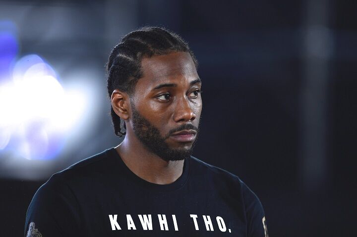 Kawhi Leonard met een stoppelbaard en Dreadlock kapsel