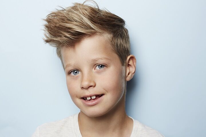 Jongen met een blond stekelig haar Fade kapsel