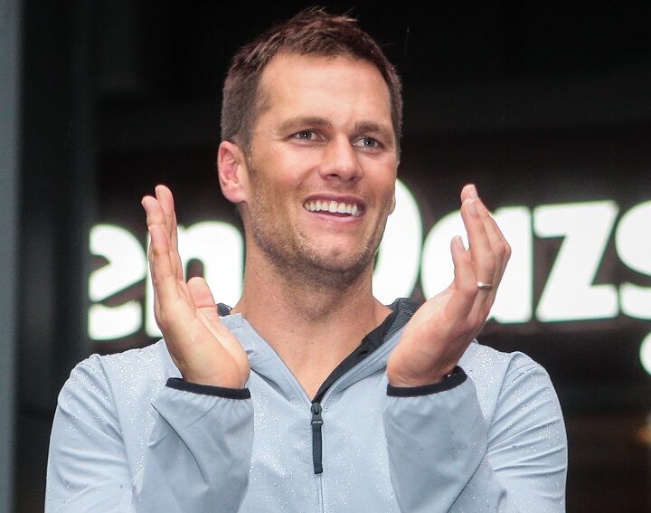 Tom Brady applaudisserend