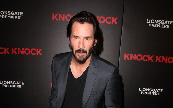 Keanu Reeves met een losse baard en halflang haar