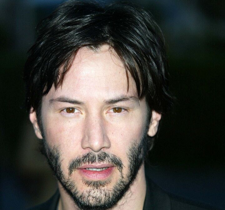 Jonge Keanu Reeves met matrixhaar en een korte baard