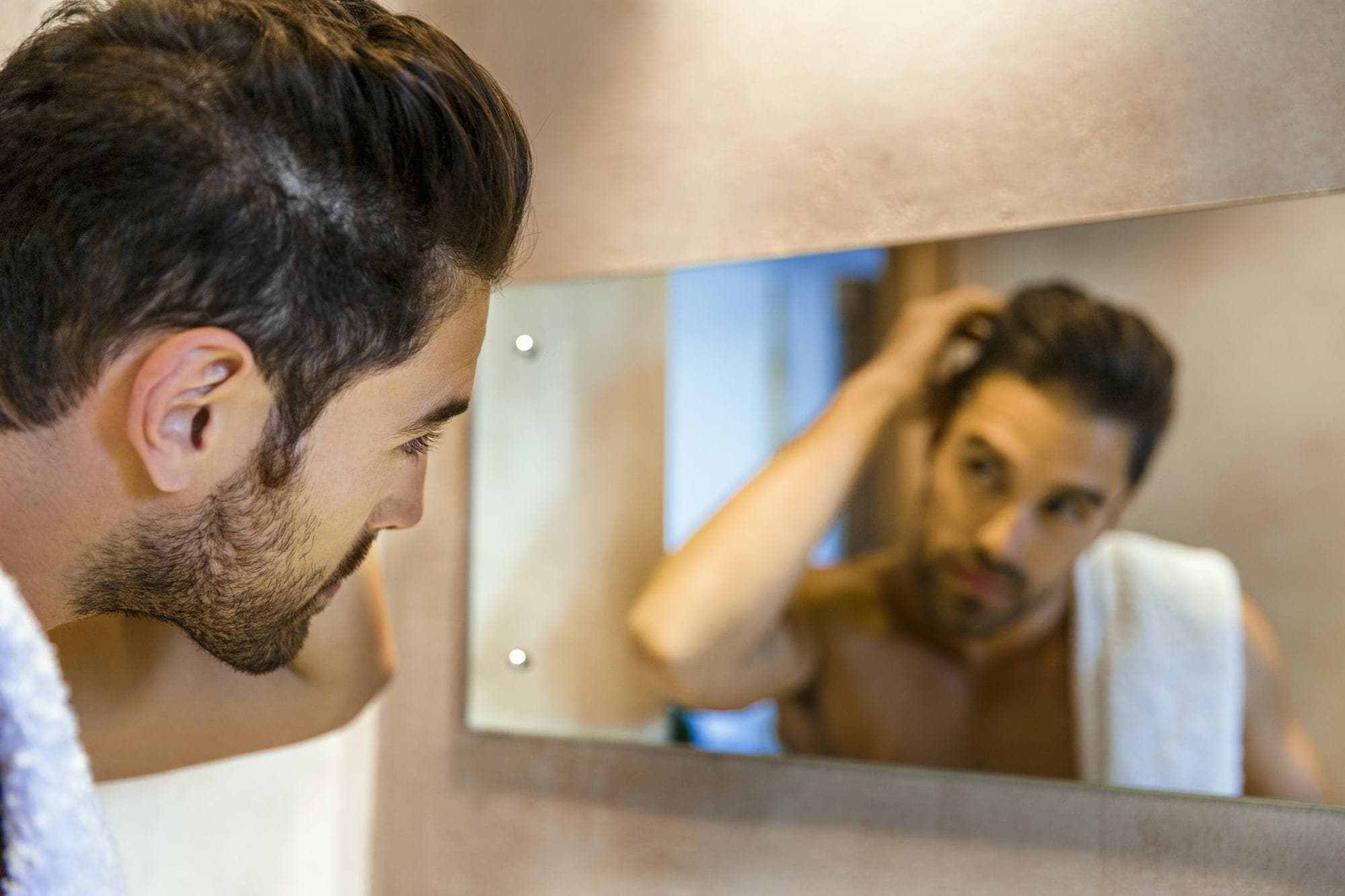 kapsels voor terugtrekkende haarlijn gekamd en opnieuw