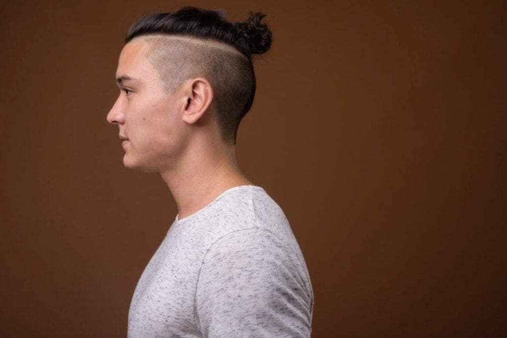 kerel met diepe undercut man bun