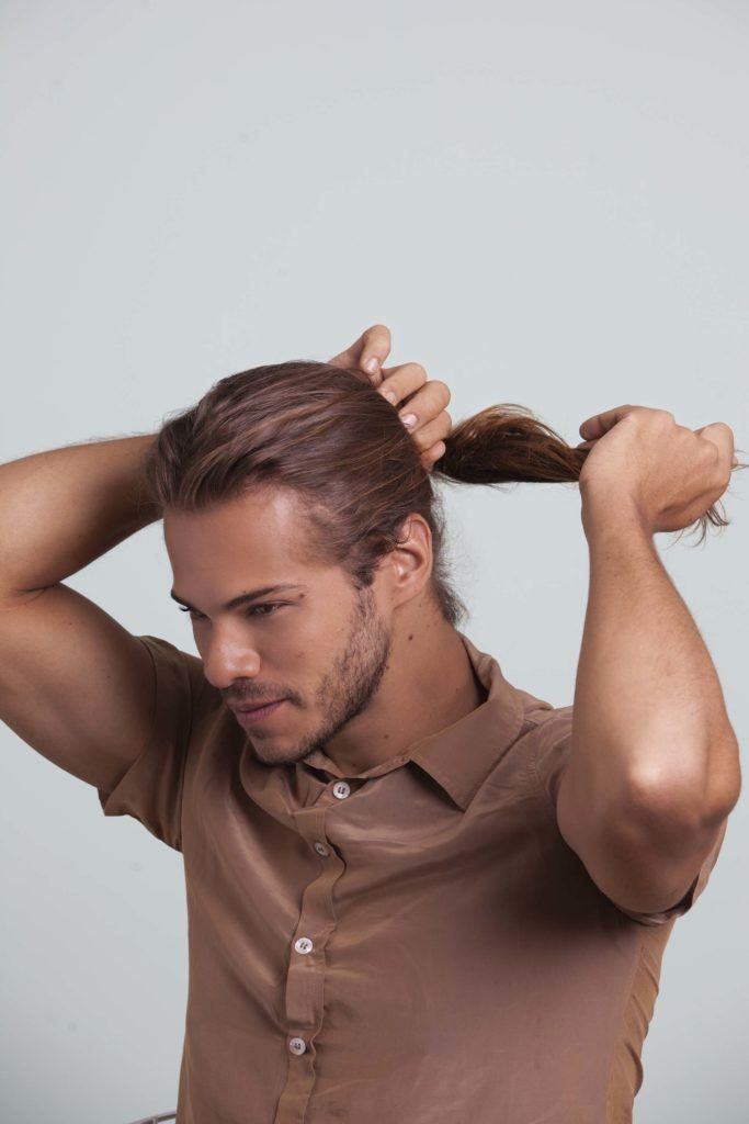 hoe een man bun lage paardenstaart te laten groeien