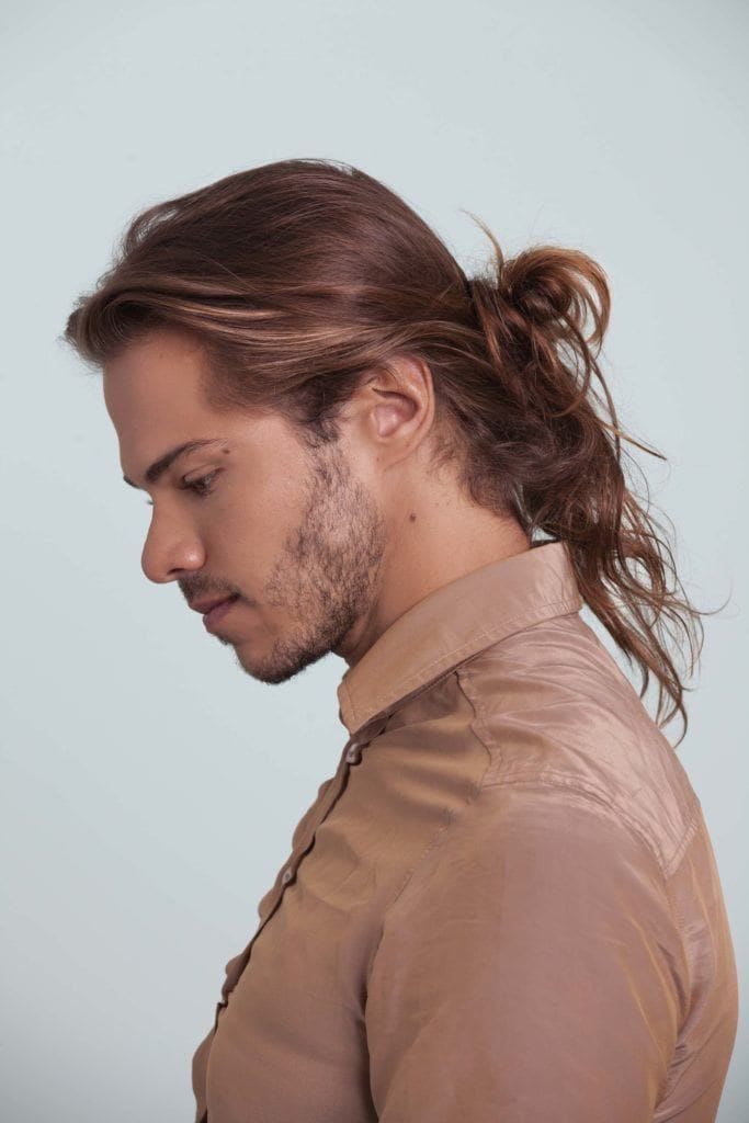 hoe een man bun final look te laten groeien