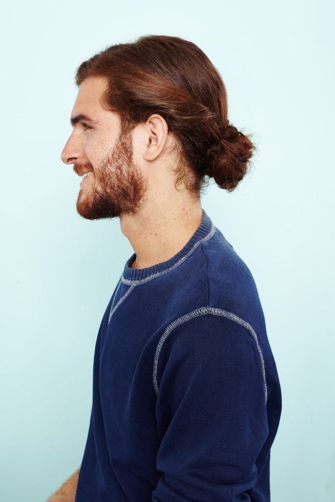 hoe een man bun final look te laten groeien