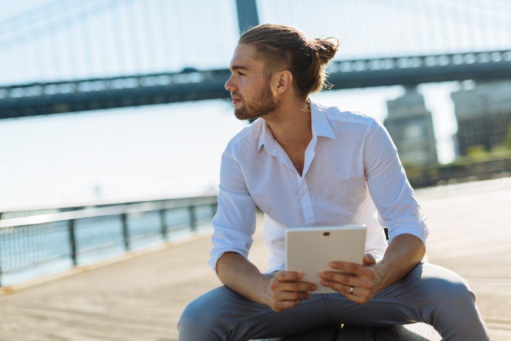 hoe een man bun undercut te laten groeien