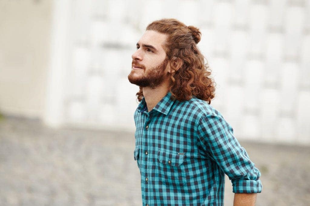 wat is een man bun half omhoog half naar beneden