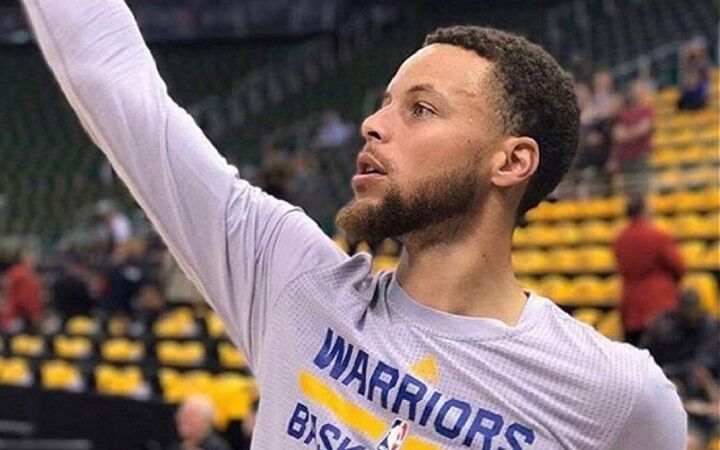 Steph Curry met een baard en korte krullen