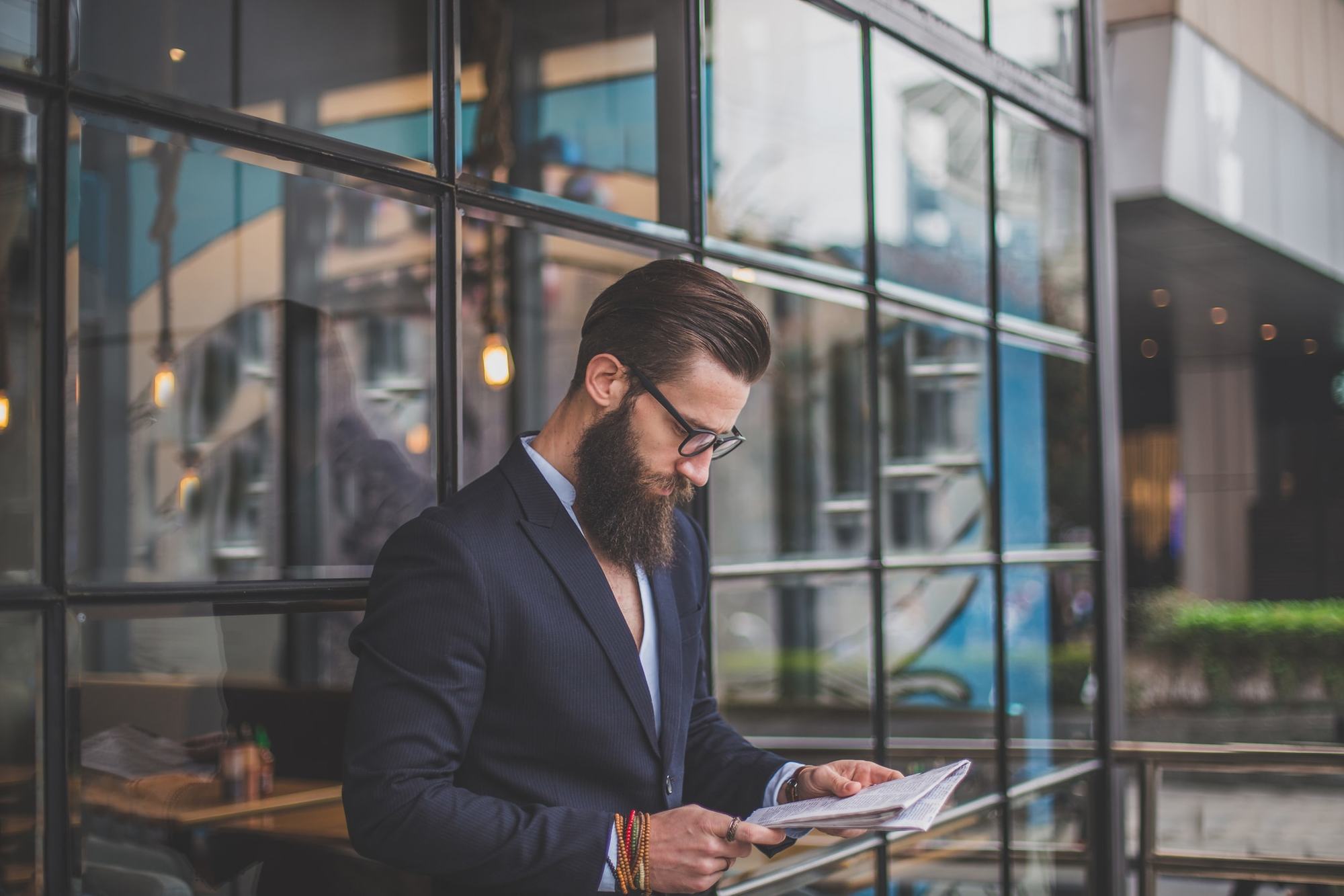 jonge mannen kapsels medium haar volle baard