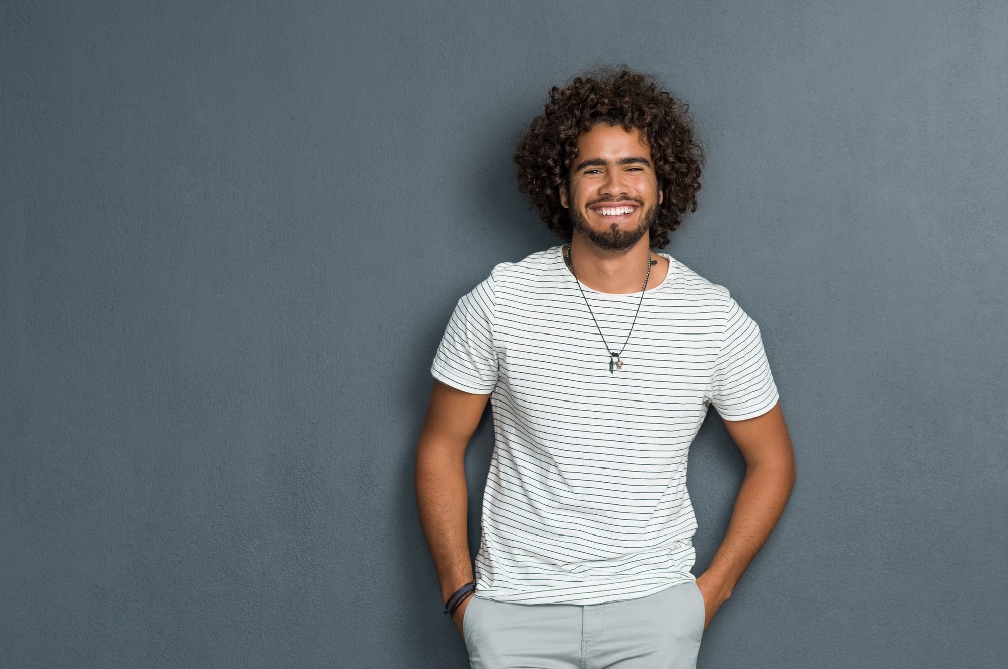 jonge mannen kapsels krullende afro