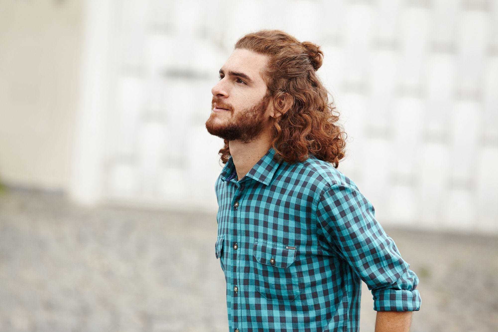 hoe het krullende haar van mannen half-updo te stylen