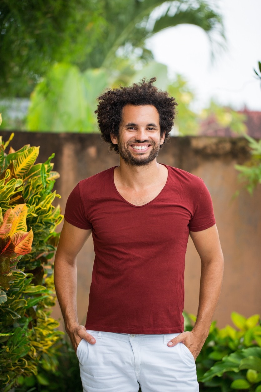 natuurlijke kapsels voor mannen: korte krullende afro 