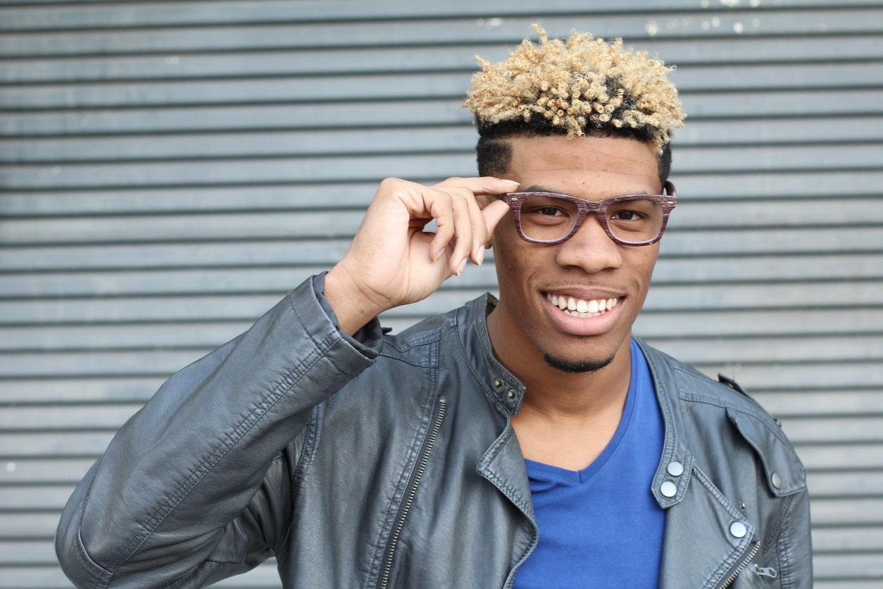 natuurlijke kapsels voor mannen: blond haar