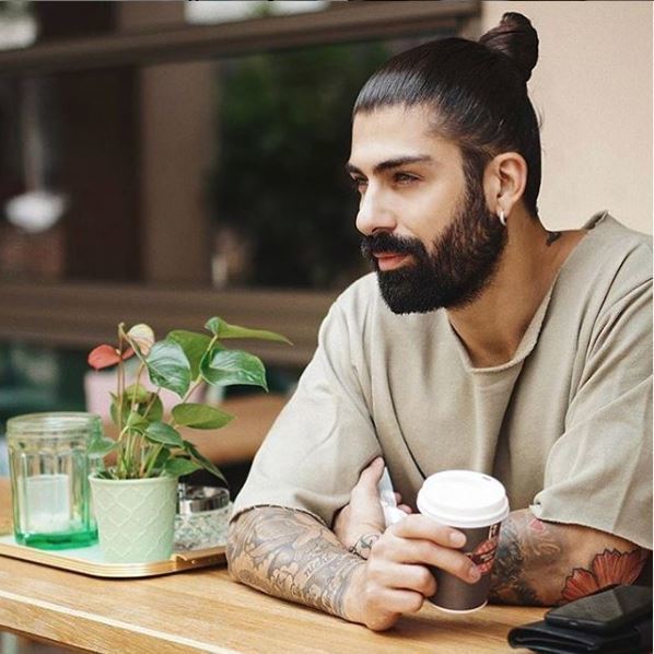 Aziatische man bun met baard