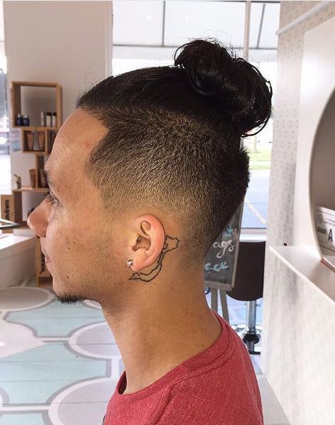 Aziatische man bun undercut