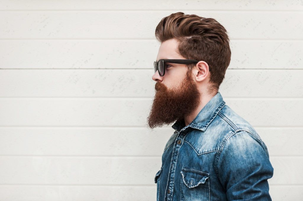 Man met baard en zonnebril