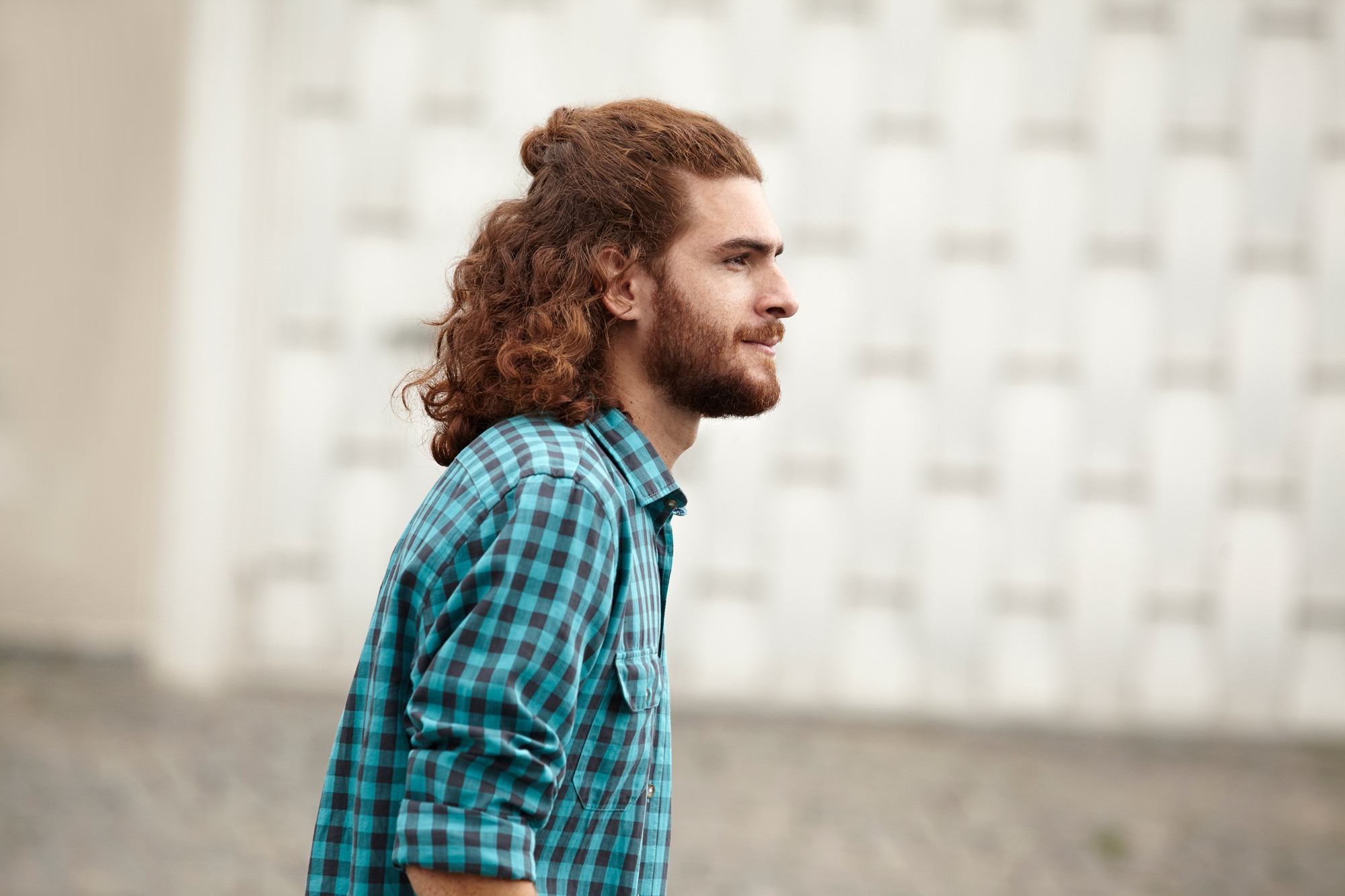 man knot en baard half pony