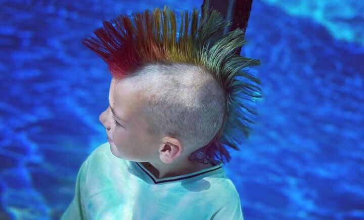 Kleine Jongen Met Regenboog Gekleurde Mohawk