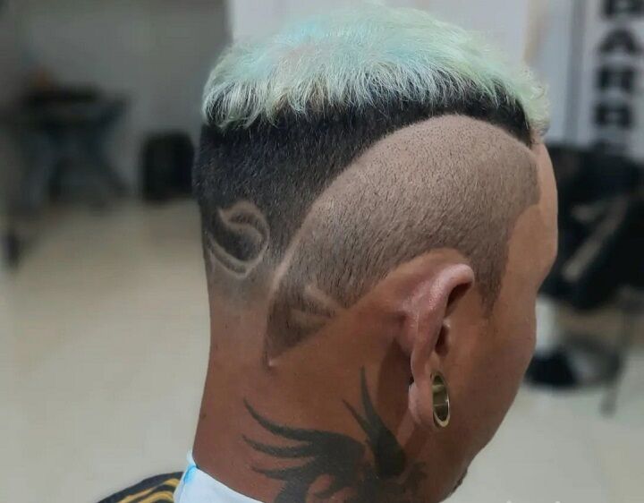 Man met een Platinum Reverse Fade Cut