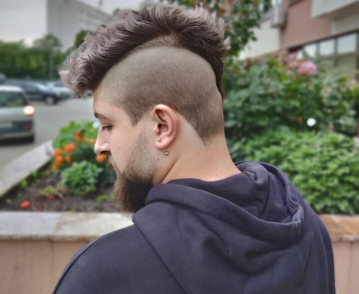 Man met een hoge Mohawk kapsel