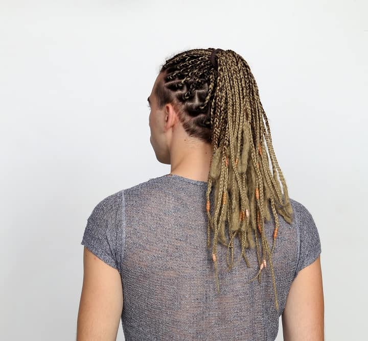 Man Met Dreadlocks en Cornrows