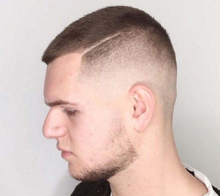 Man met Butch Cut met kaal Fade haar