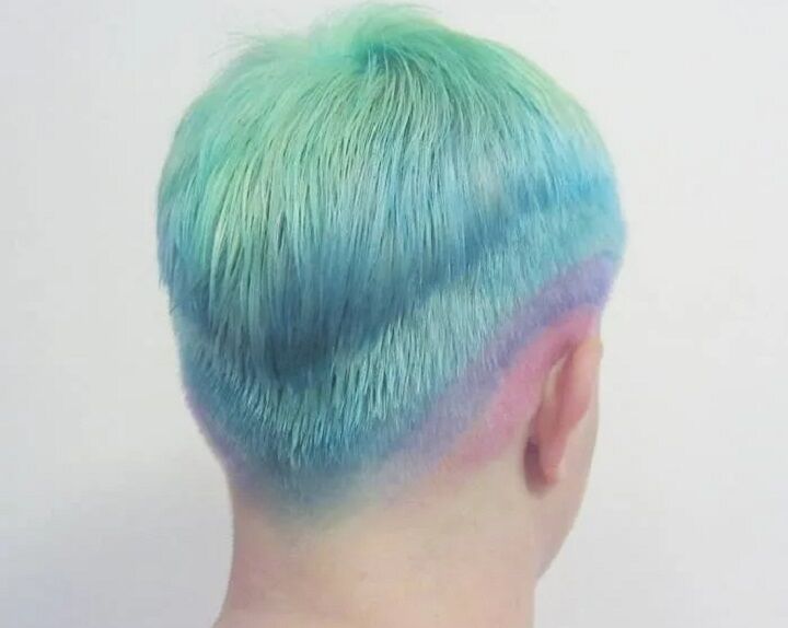 Man met een kleurrijke regenboog Butch Cut Emo kapsel