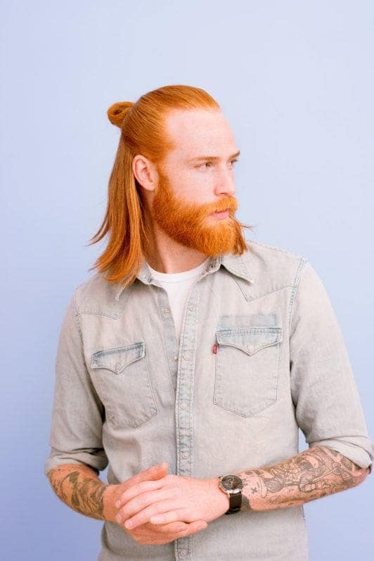 Viking Hairstyles: Shot van man met schouderlengte gemberhaar gestyled in een half-up, half-down knot